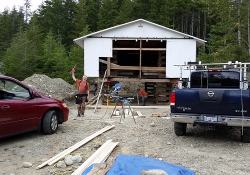05 John models the majestic resprocating saw while Gordie and Jim level the footings.